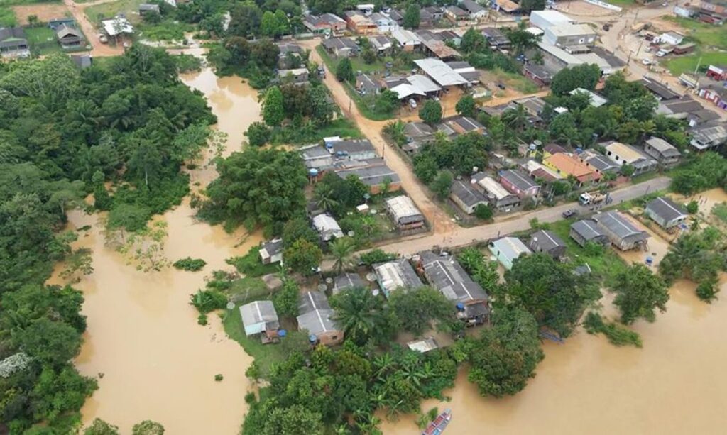 Acre continua a sofrer com cheias, dengue e covid-19