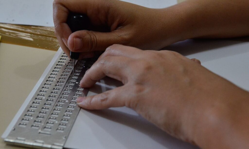 Deficientes visuais podem ganhar emissão de RG, CPF e CNH em braille