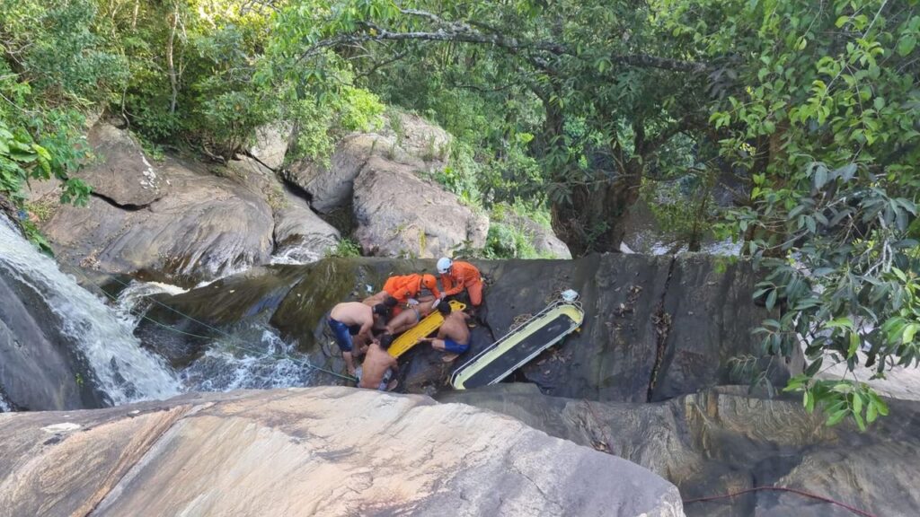 Vídeo: mulher é resgatada após cair 10 metros em cachoeira no Ceará