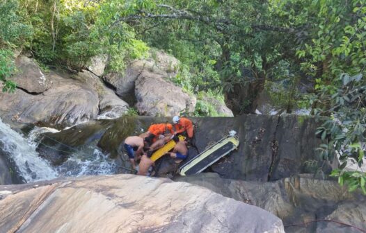 Vídeo: mulher é resgatada após cair 10 metros em cachoeira no Ceará