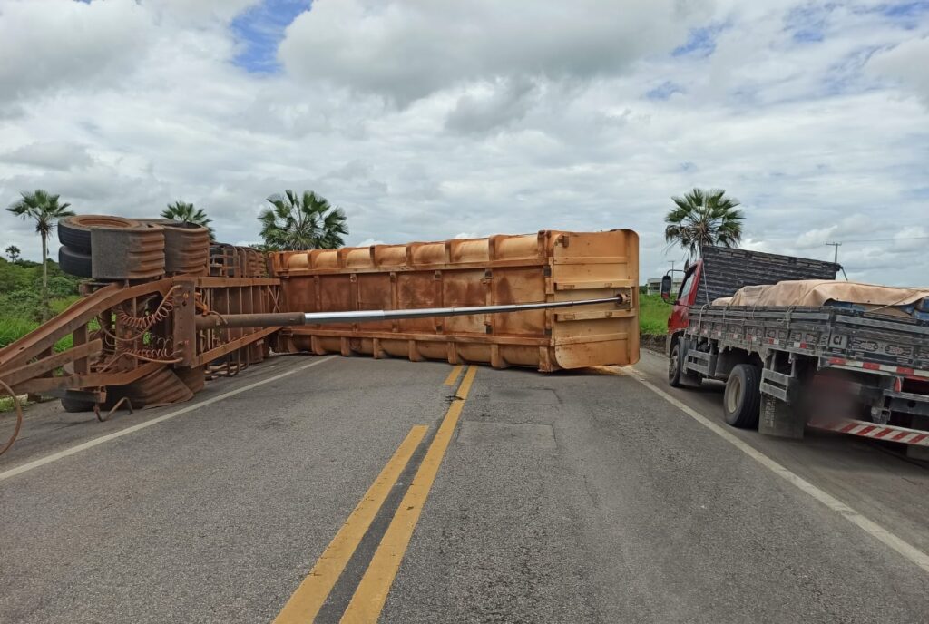 Caminhão tomba e interdita trecho da BR-020 em Caucaia