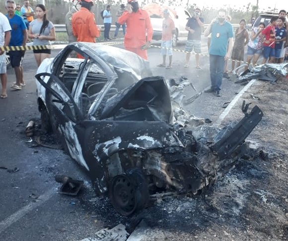 Acidente deixa corpos carbonizados em rodovia no interior do Ceará