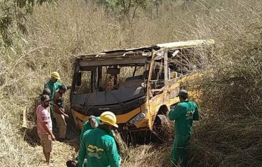 Acidente com ônibus escolar deixa três mortos; veículo transportava time de futebol