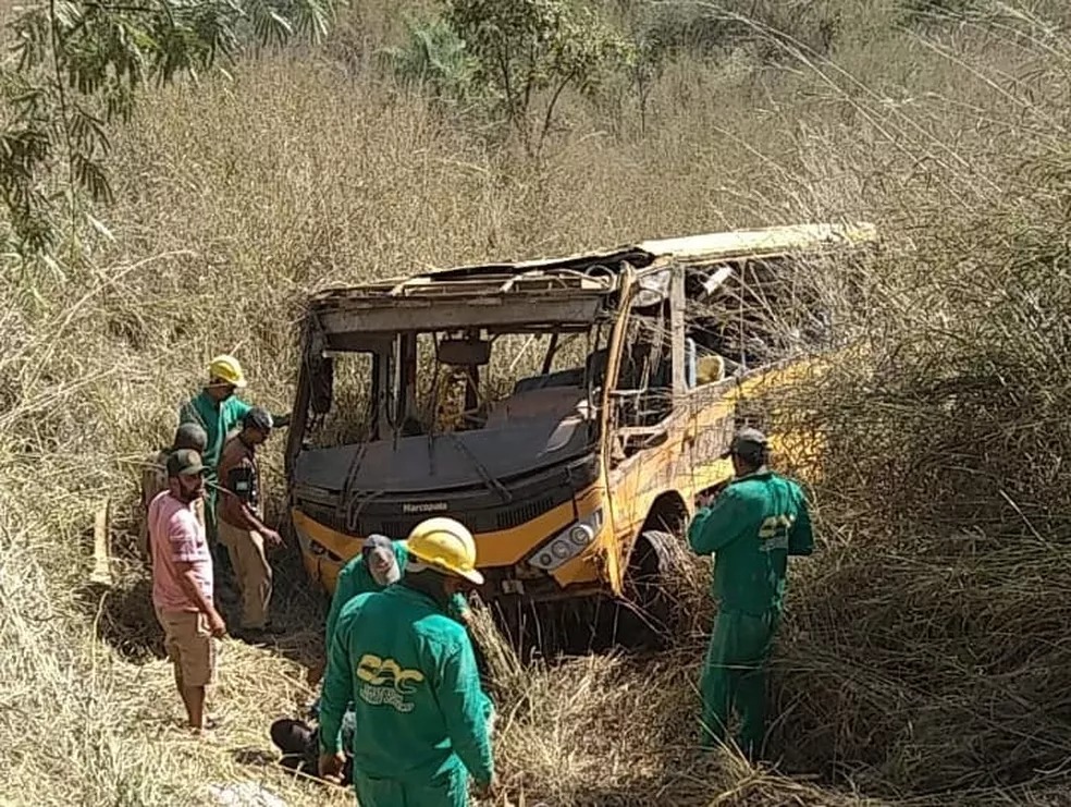 Acidente com ônibus escolar deixa três mortos; veículo transportava time de futebol