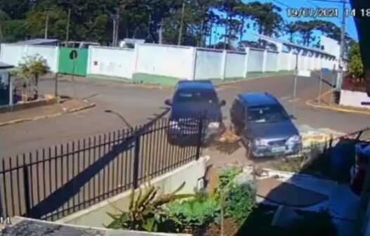 Vídeo: casa é atingida por dois acidentes de carro e intervalo de quatro dias