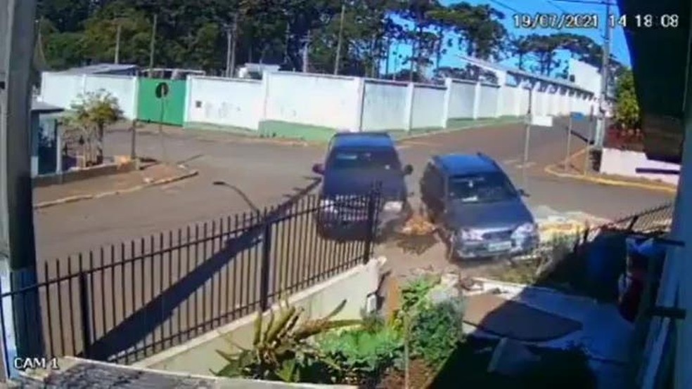 Vídeo: casa é atingida por dois acidentes de carro e intervalo de quatro dias