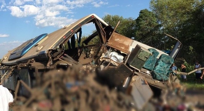 Acidente entre ônibus e caminhão deixa 41 pessoas mortas, em Taguaí (SP)