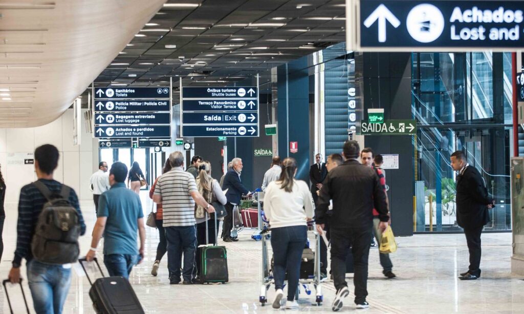 Passageiro que vier do Reino Unido ao Brasil deve ficar, no mínimo, 10 dias isolado