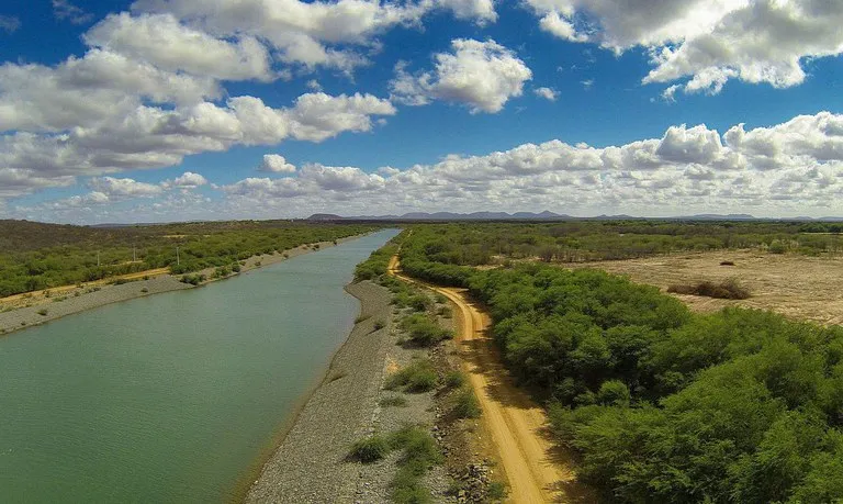 Ramal do Apodi, que levará água da Paraíba ao Ceará, alcança 70% de conclusão e entra em fase de testes