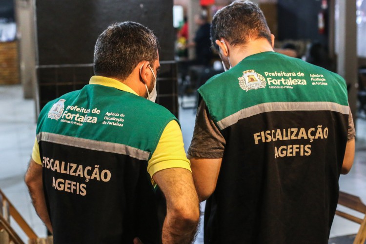 Agefis interdita abatedouro e apreende mais de 77 kg de frangos por descumprimento de normas sanitárias em Fortaleza