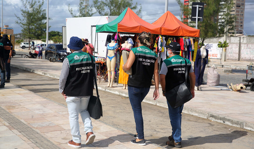 Agefis realiza operação para coibir comércio ambulante na Praia do Futuro