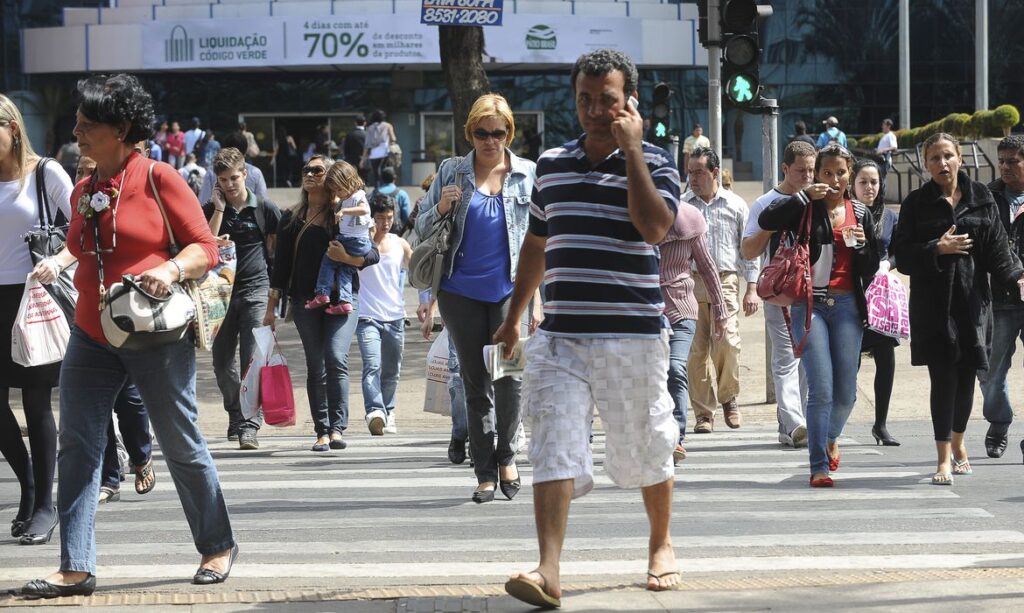 Índice de desemprego cai para 13,7% em junho, na pesquisa trimestral do Ipea