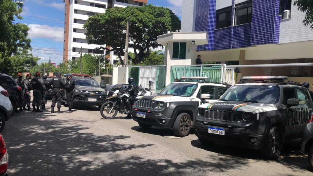 Guarda municipal algema mãe e ameaça irmão com faca em prédio na área nobre de Fortaleza