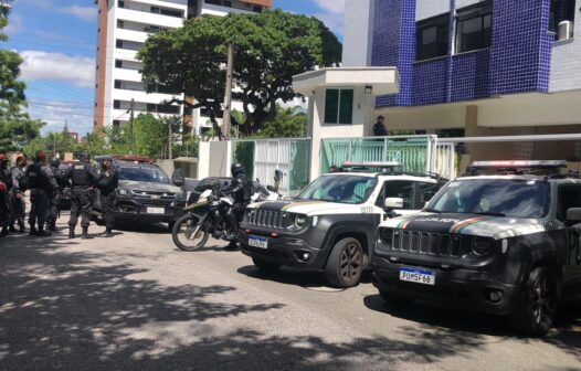 Guarda municipal algema mãe e ameaça irmão com faca em prédio na área nobre de Fortaleza