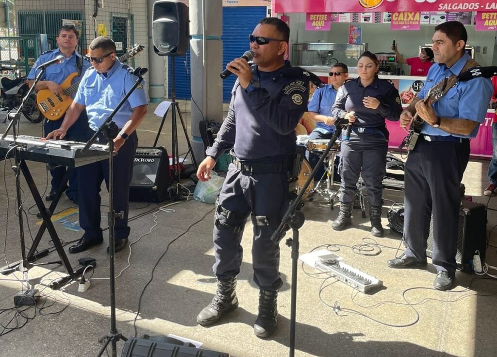 Agentes da Guarda Municipal de Fortaleza realizam show em terminal de ônibus