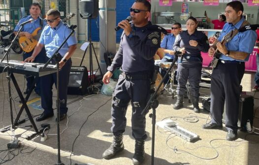 Agentes da Guarda Municipal de Fortaleza realizam show em terminal de ônibus