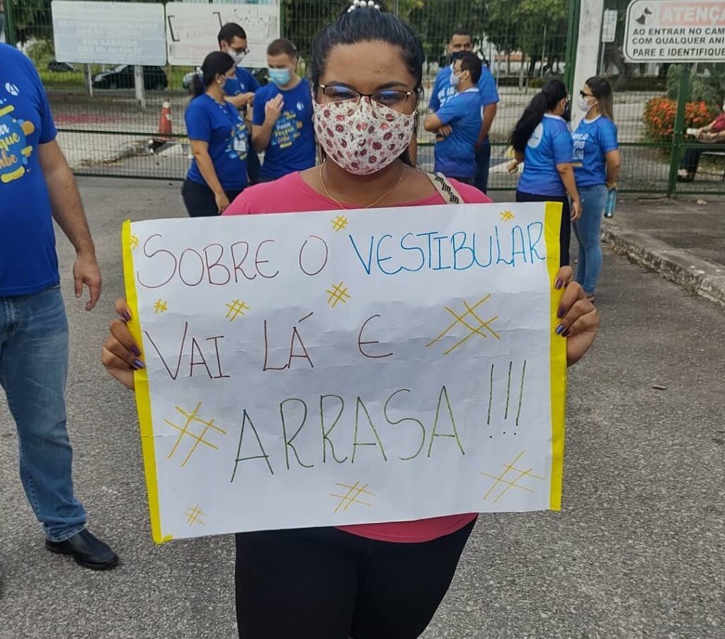 Com mensagem positiva em cartaz, digital influencer acolhe candidatos do vestibular da Uece