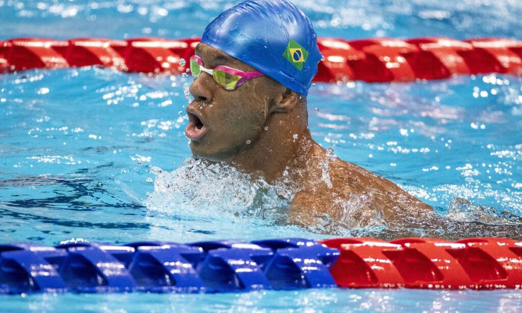 Medalhista paralímpico Gabriel Araújo bate recorde mundial