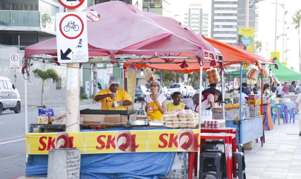 Ambulantes que desejam trabalhar no aniversário de Fortaleza podem realizar cadastro; saiba como fazer