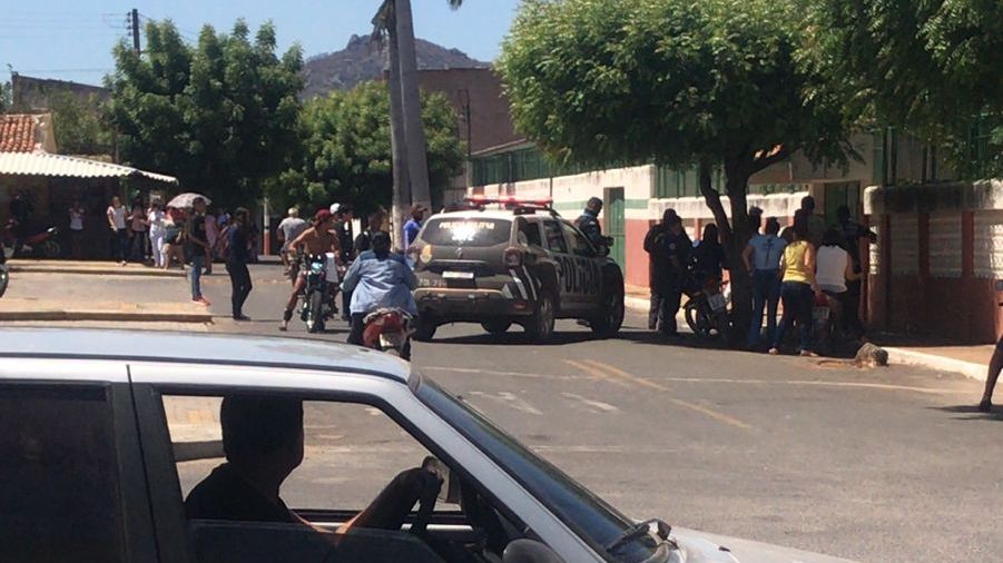 Adolescente de 14 anos armada de faca invade escola e faz ameaças em Mucambo no interior do Estado.