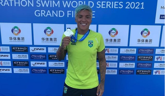 Ana Marcela Cunha é penta do circuito mundial de maratonas aquáticas