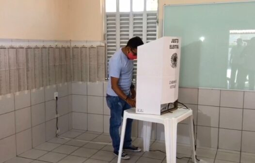 Anízio Melo vota acompanhado do ex-senador Inácio Arruda