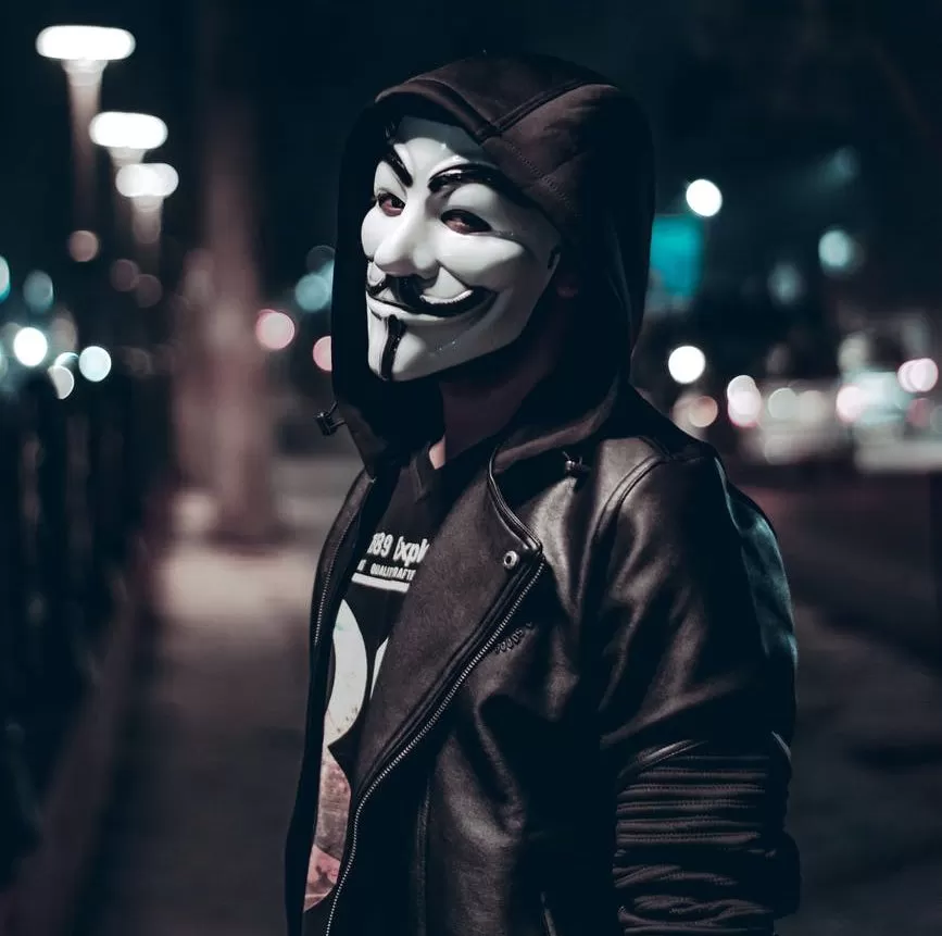 Anonymous, grupo hacker, declara guerra cibernética contra Rússia