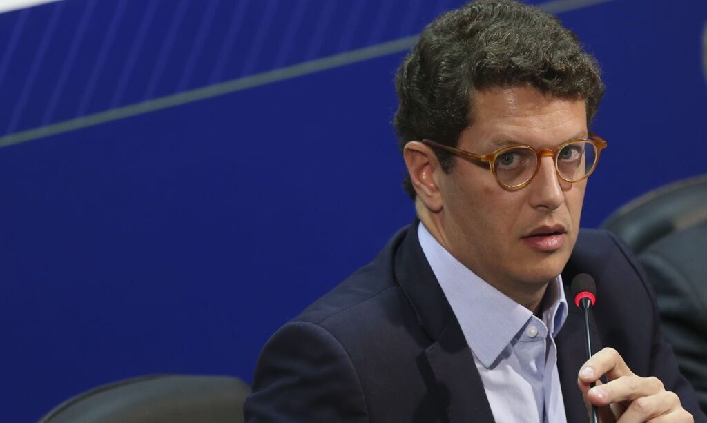 Ricardo Salles é alvo de operação da PF que investiga exportação ilegal de madeira