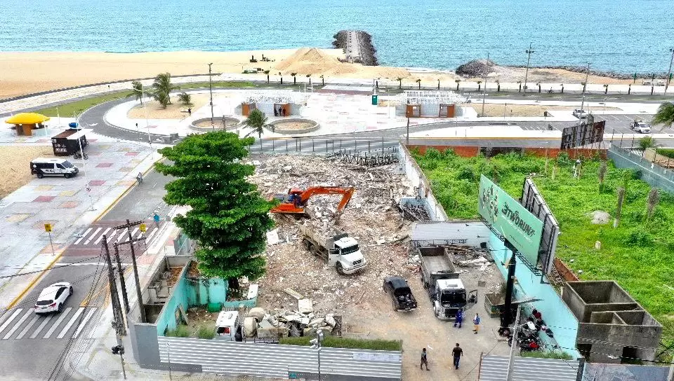 Antigo prédio do Boteco Praia é demolido em Fortaleza