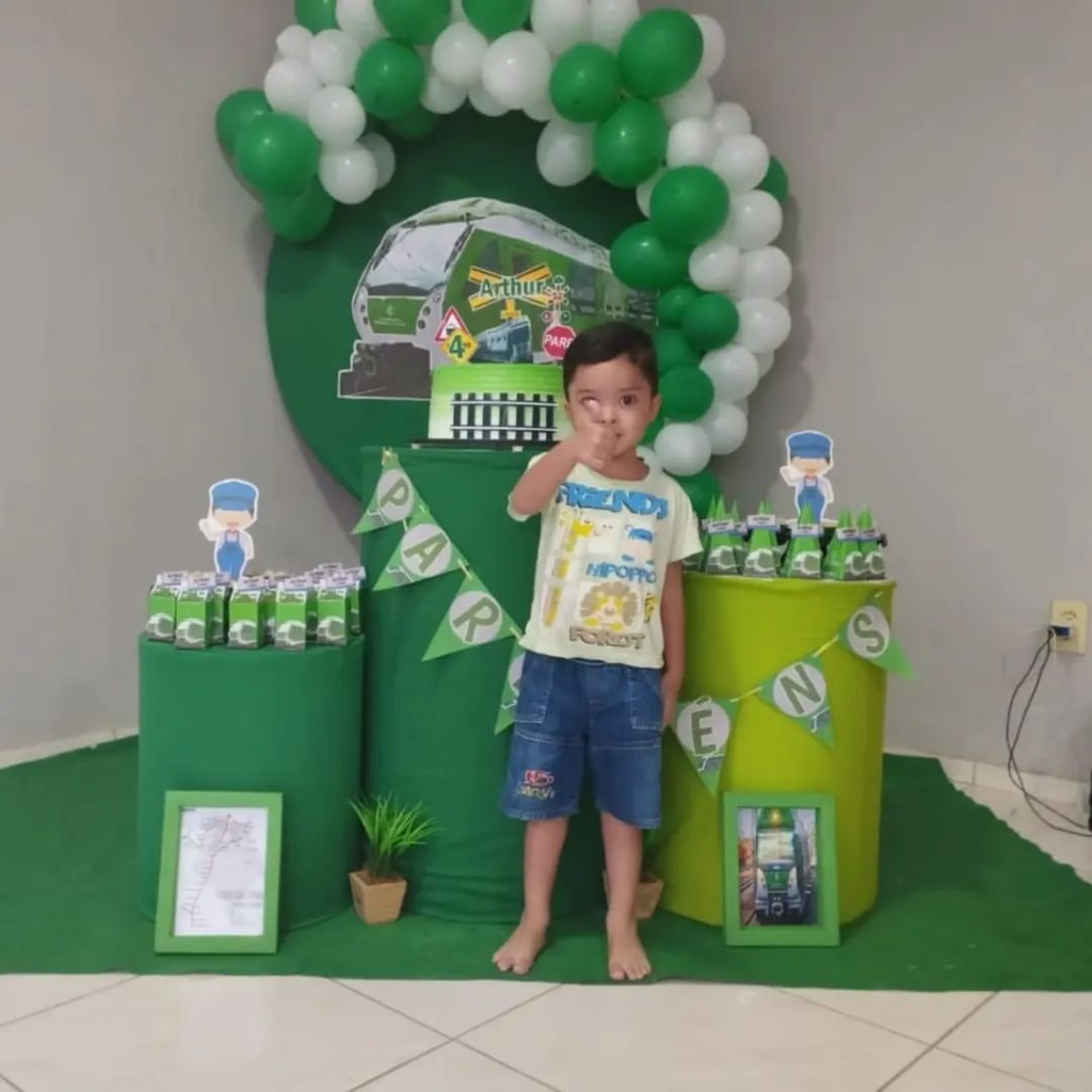 Apaixonado por Metrô, menino ganha festa de aniversário com tema do Metrofor