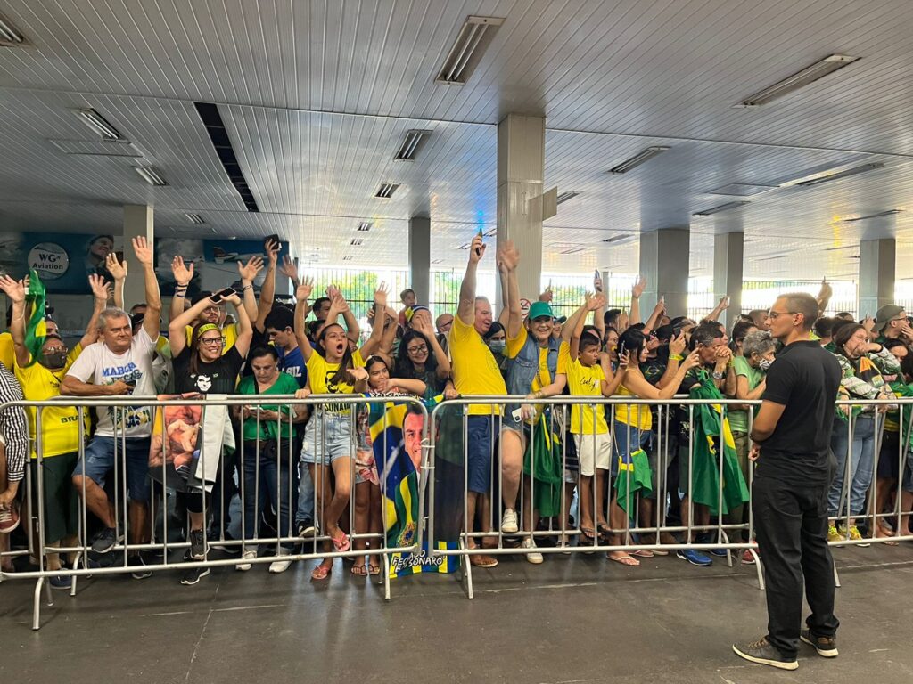 Apoiadores de Bolsonaro se reúnem nas ruas no entorno do aeroporto velho de Fortaleza para receber o presidente