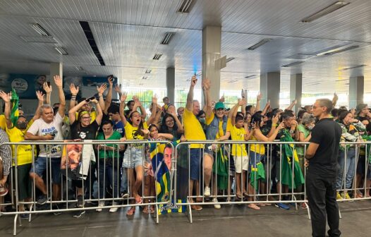 Apoiadores de Bolsonaro se reúnem nas ruas no entorno do aeroporto velho de Fortaleza para receber o presidente