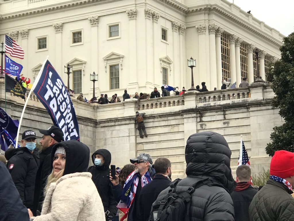 Sessão na Câmara norte-americana é suspensa após invasão por apoiadores de Trump