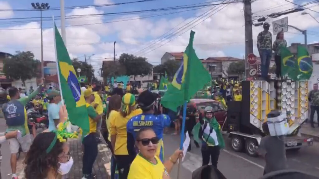 Apoiadores do governo Bolsonaro realizam manifestação em Fortaleza