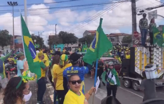 Apoiadores do governo Bolsonaro realizam manifestação em Fortaleza