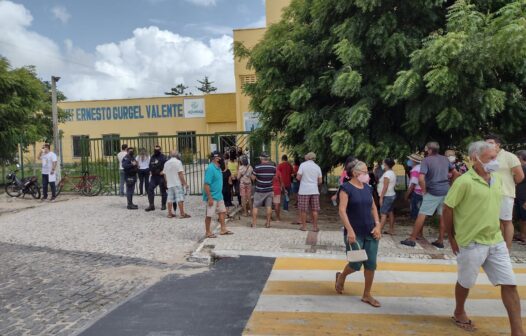 Após bloqueio de doses, Aquiraz registra aglomeração em fila para aplicação de vacina