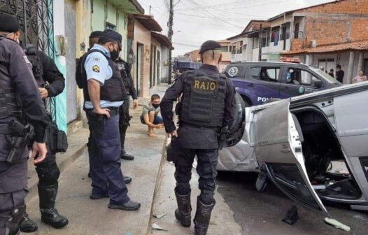 Após capotarem carro, suspeitos de roubo são presos pela Polícia em Fortaleza