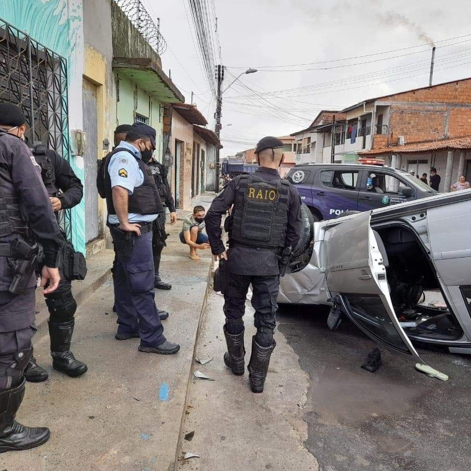 Após capotarem carro, suspeitos de roubo são presos pela Polícia em Fortaleza