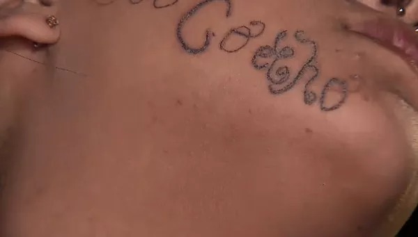 Após desaparecer, jovem é encontrada com nome do ex-namorado tatuado no rosto