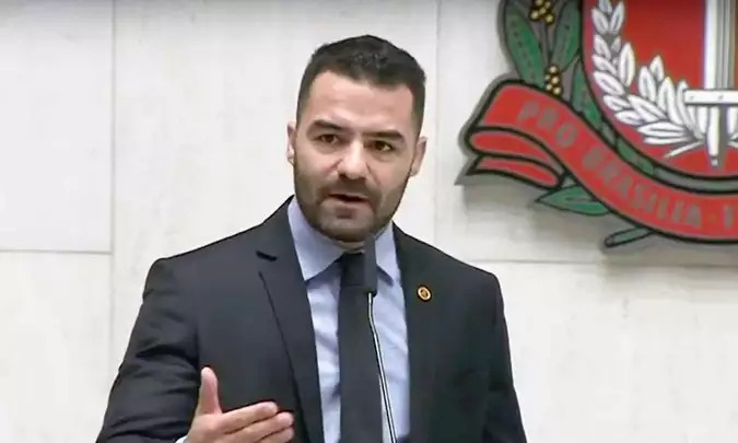 Após polêmicas, deputado “Mamãe Falei” renuncia ao mandato