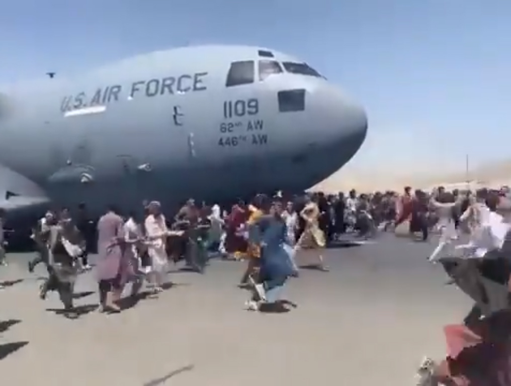 Após retorno do Talibã, cidadãos invadem aeroporto em Cabul para deixar Afeganistão