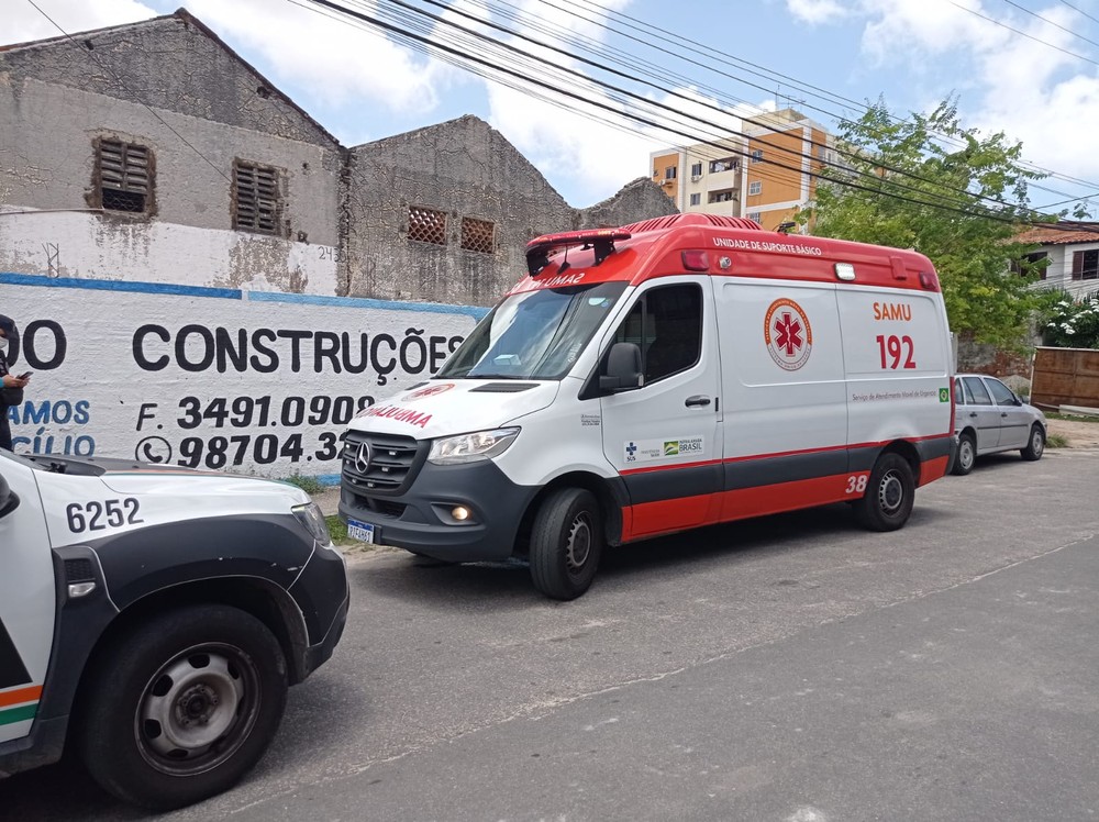 Após ser furtada, ambulância é achada abandonada em Fortaleza