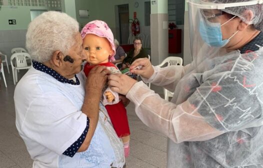 Após ser vacinada, idosa moradora de abrigo pede que técnica ‘vacine’ boneca