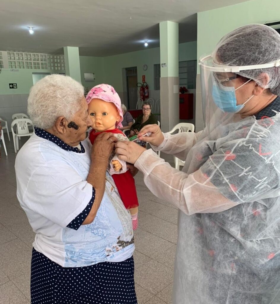 Após ser vacinada, idosa moradora de abrigo pede que técnica ‘vacine’ boneca