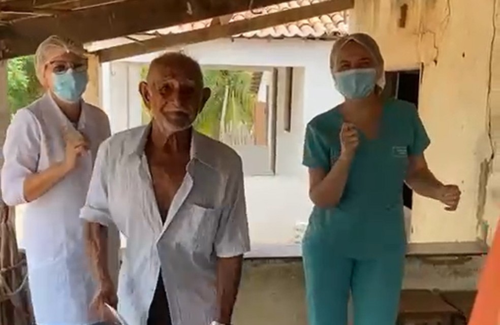 Apuiarés idoso de 89 anos comemora aplicação de vacina ao som de Bum Bum Tam Tam”