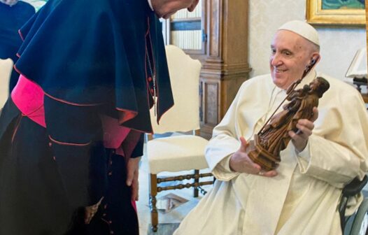 Arcebispo de Fortaleza presenteia Papa Francisco com  imagem de São José