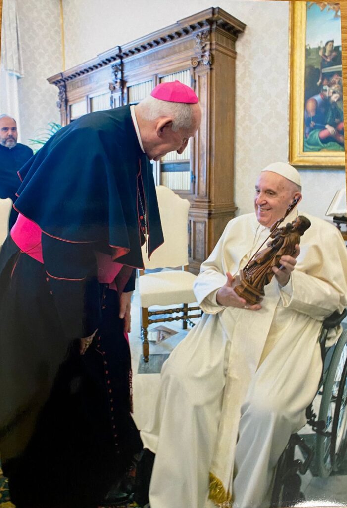 Arcebispo de Fortaleza presenteia Papa Francisco com imagem de São José entalhada por artista cearense