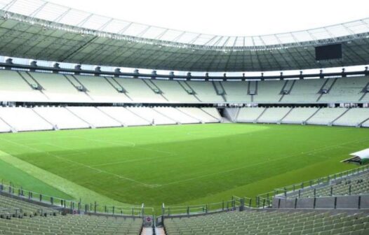 Torcedores entram em confronto com policiais nas imediações da Arena Castelão