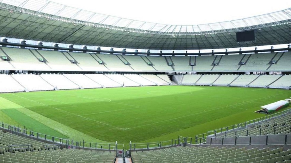 Torcedores entram em confronto com policiais nas imediações da Arena Castelão