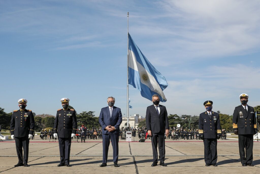 Argentina flexibiliza uso de máscaras e reabrirá para brasileiros